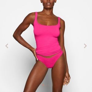 {SKIMS} NEW VINTAGE SCOOP NECK TANK [FUCHSIA]
